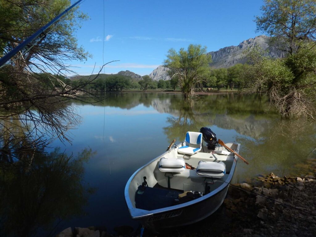 Lancha de pesca en Barrios de Luna